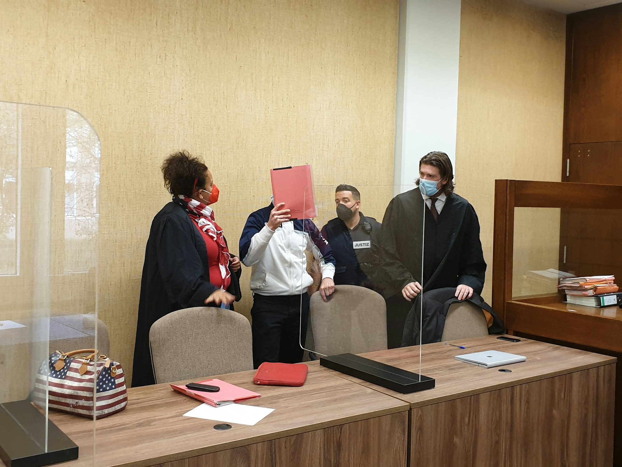 Kölner Landgericht: Der Angeklagte mit seinen Verteidigern im Vergewaltigungsprozess vor Gericht.