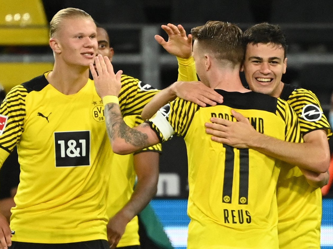 Erling Haaland, Marco Reus und Giovanni Reyna bejubeln ein Tor von Borussia Dortmund in der Bundesliga.