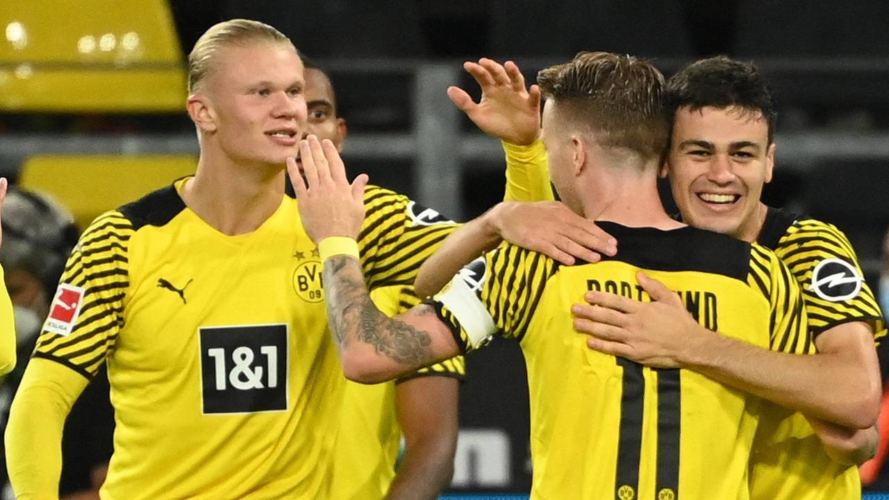 Erling Haaland, Marco Reus und Giovanni Reyna bejubeln ein Tor von Borussia Dortmund in der Bundesliga.