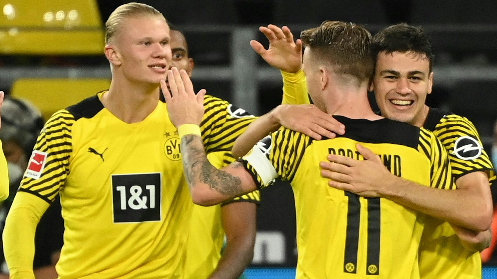 Erling Haaland, Marco Reus und Giovanni Reyna bejubeln ein Tor von Borussia Dortmund in der Bundesliga.