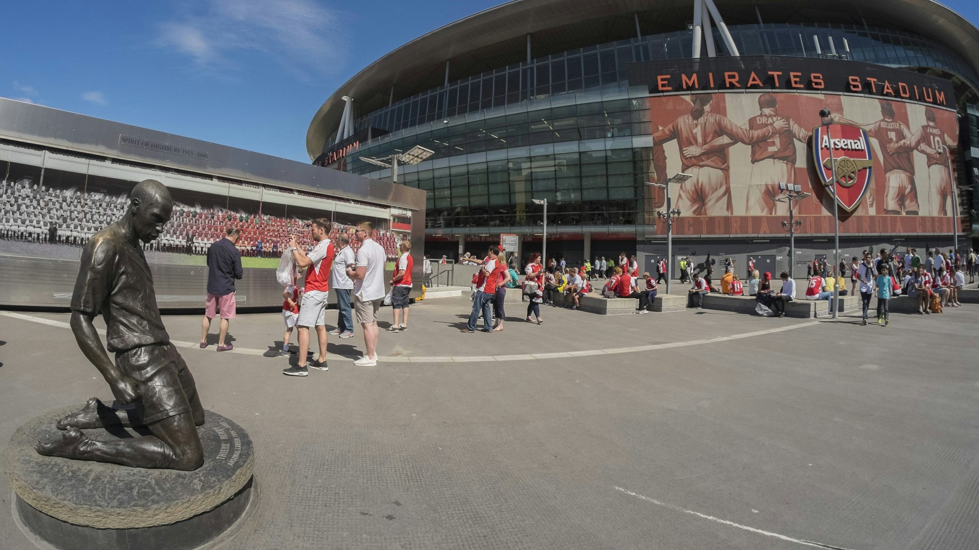 Das Emirates Stadion in London mit der Statue von Thierry Henry.