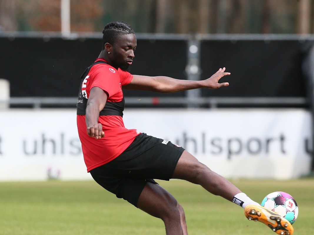 Tolu Arokodare trainiert beim 1. FC Köln.