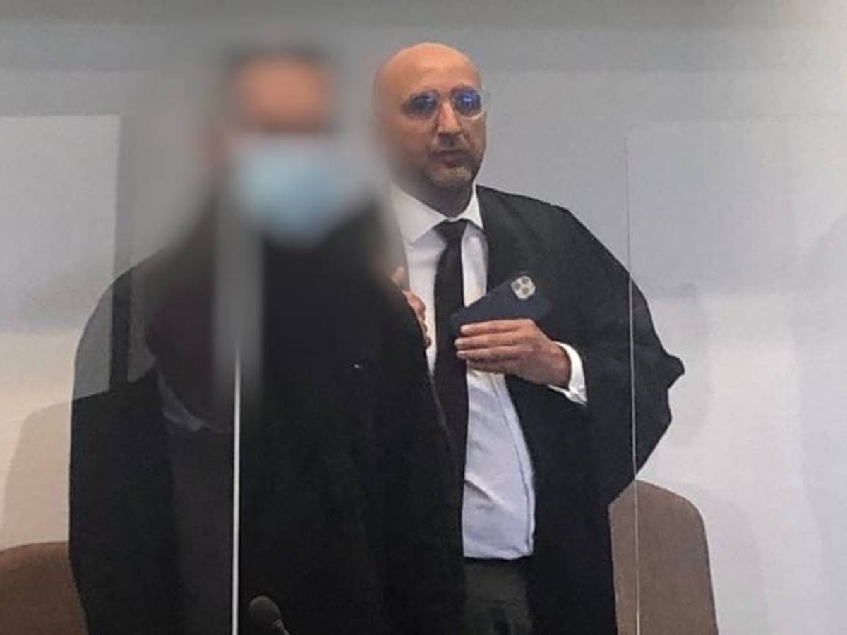 Ein Kölner steht wegen Mordes vor Gericht, neben ihm sein Anwalt.