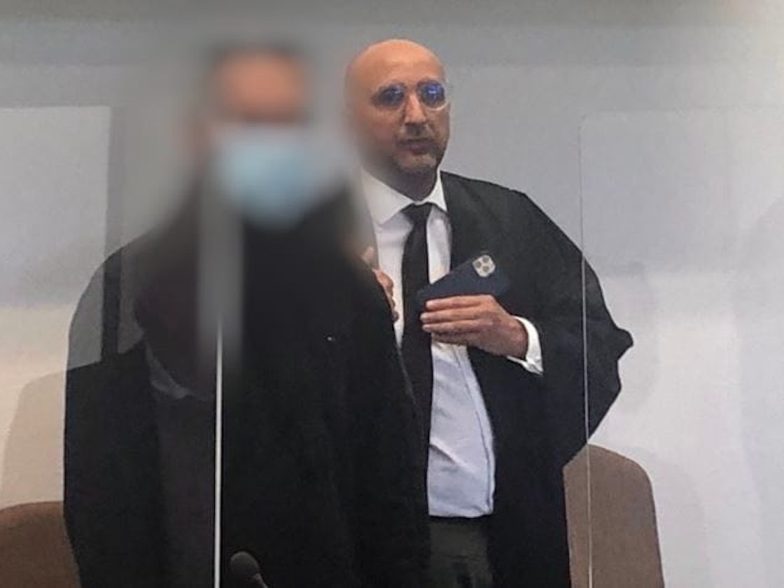 Ein Kölner steht wegen Mordes vor Gericht, neben ihm sein Anwalt.