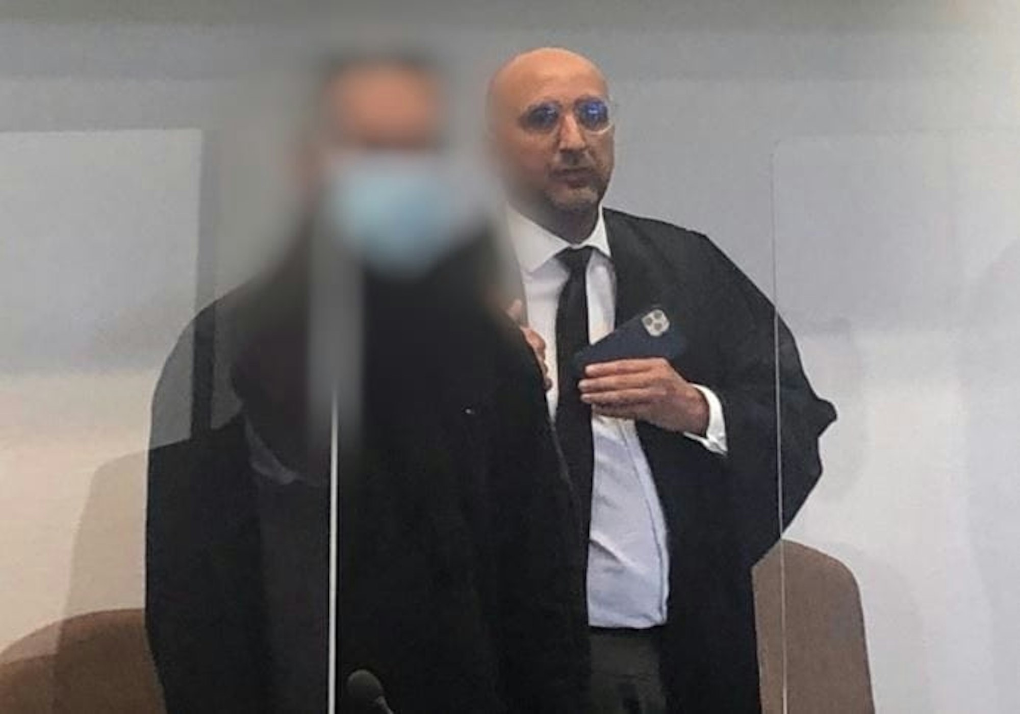 Ein Kölner steht wegen Mordes vor Gericht, neben ihm sein Anwalt.