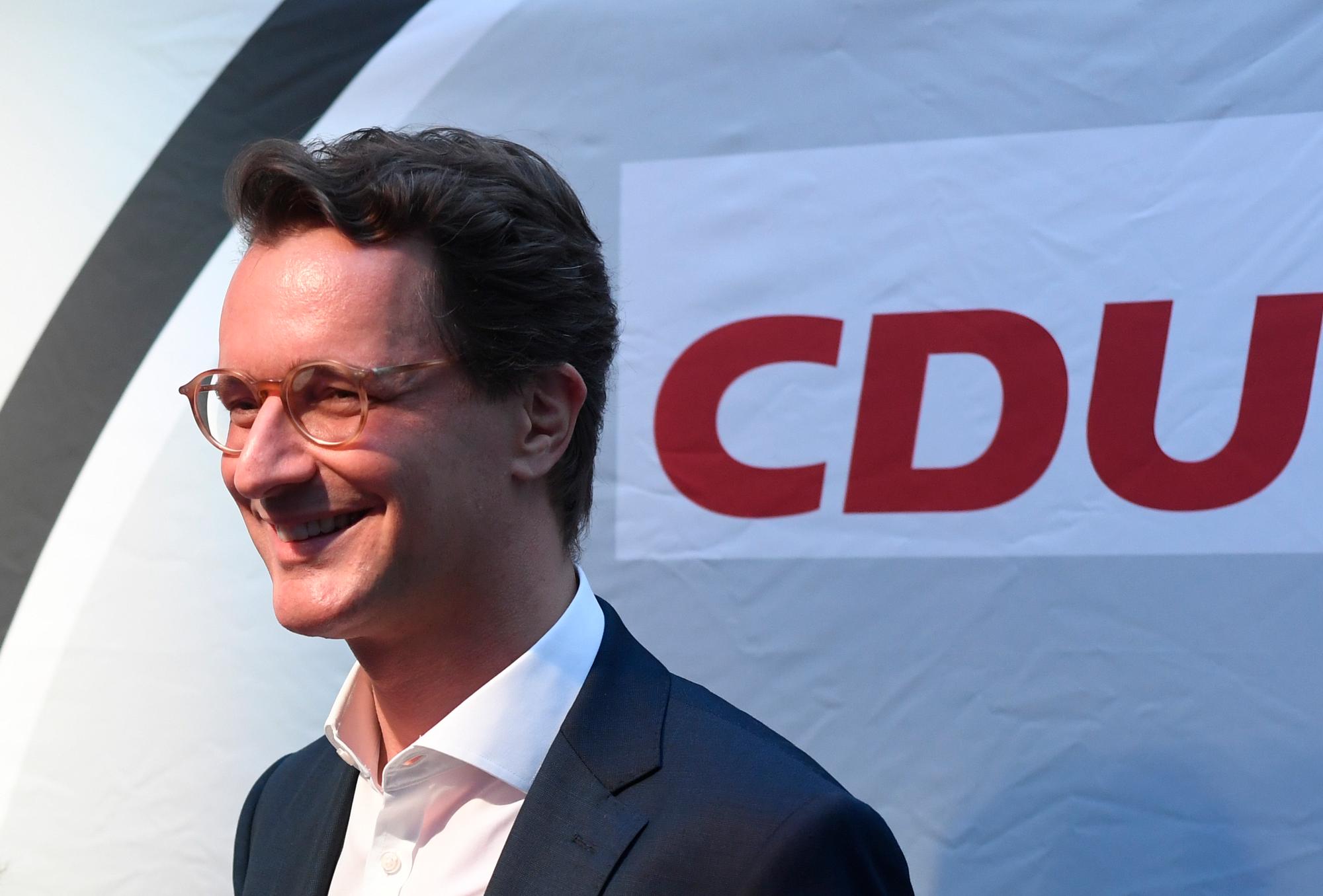 Hendrik Wüst applaudiert in der Parteizentrale nach der ersten Hochrechnung der Rede des CDU-Parteivorsitzenden.