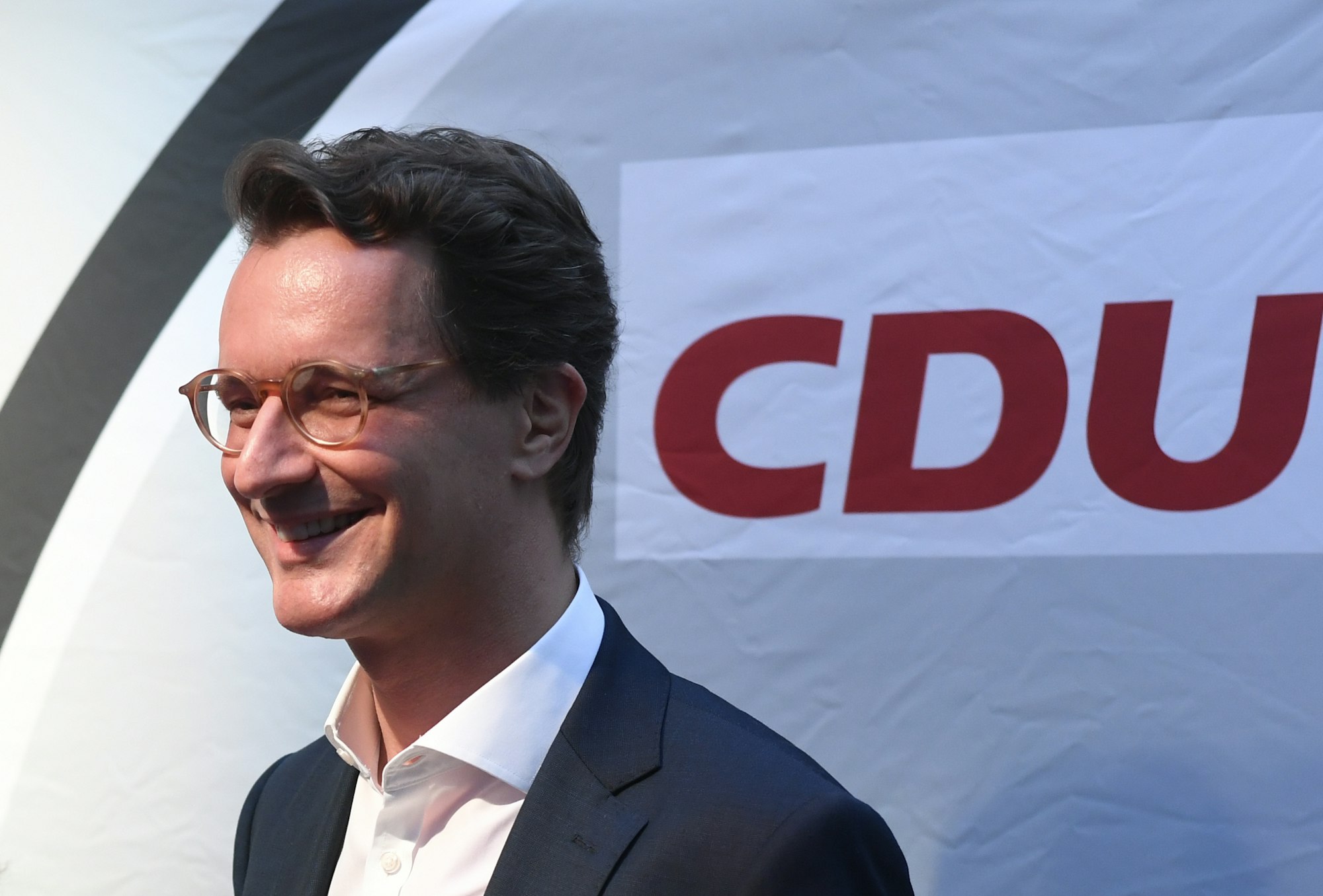 Hendrik Wüst applaudiert in der Parteizentrale nach der ersten Hochrechnung der Rede des CDU-Parteivorsitzenden.