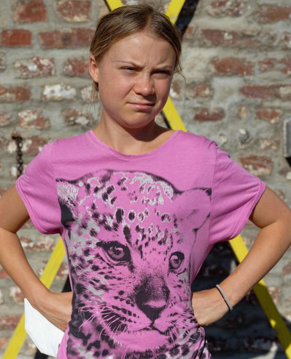 Die Klimaaktivistin Greta Thunberg steht bei einem Pressetermin im Tagebaudorf Lützerath vor dem Hof von Bauer Heukamp.