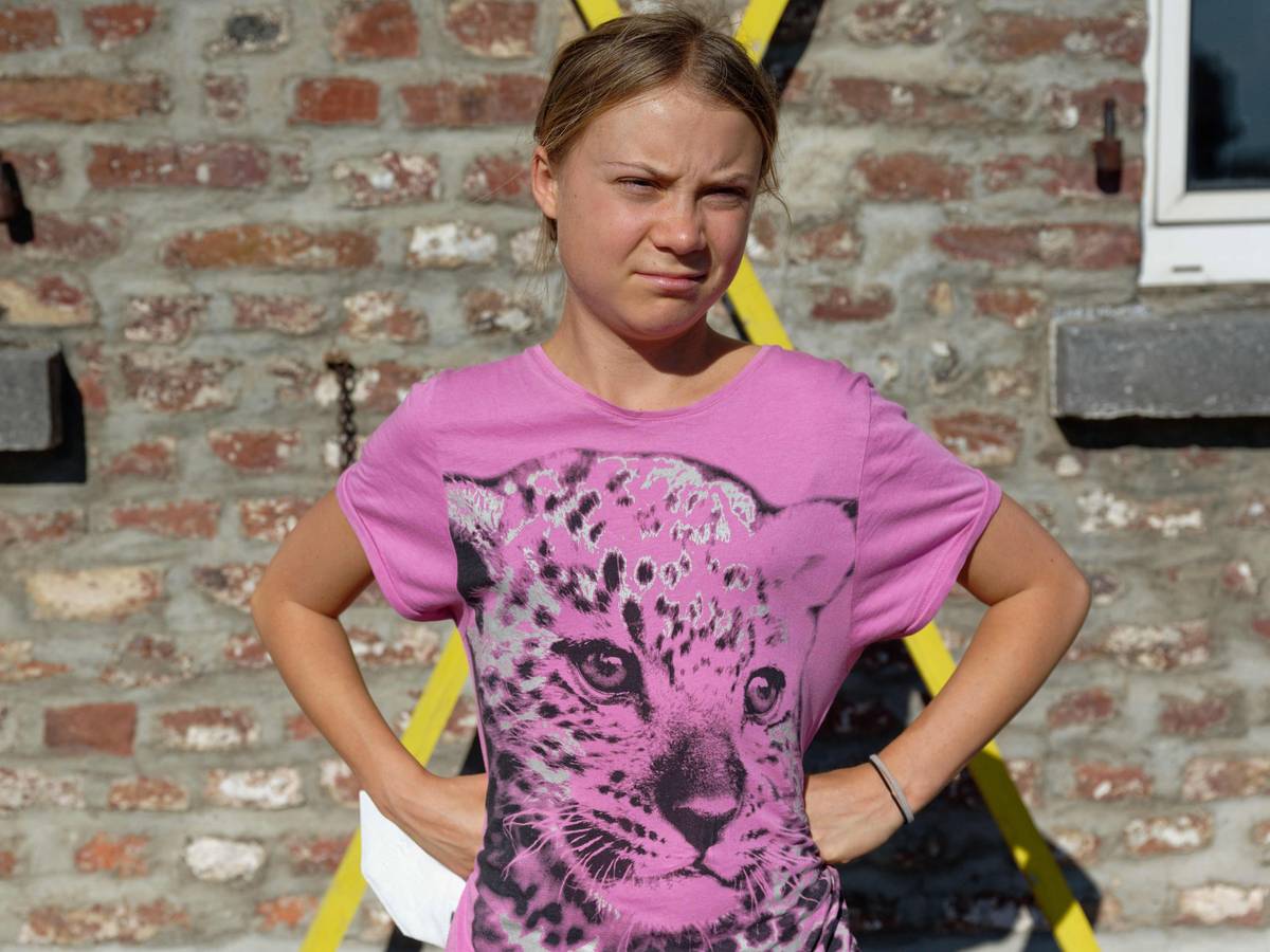 Die Klimaaktivistin Greta Thunberg steht bei einem Pressetermin im Tagebaudorf Lützerath vor dem Hof von Bauer Heukamp.