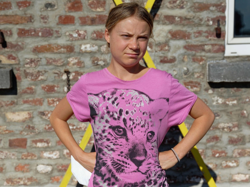 Die Klimaaktivistin Greta Thunberg steht bei einem Pressetermin im Tagebaudorf Lützerath vor dem Hof von Bauer Heukamp.