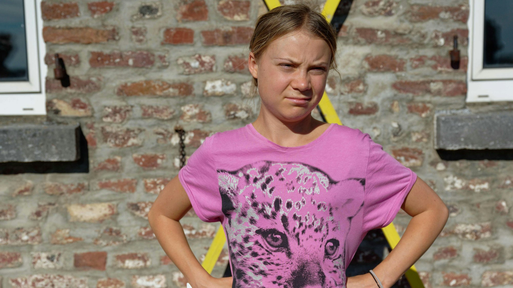 Die Klimaaktivistin Greta Thunberg steht bei einem Pressetermin im Tagebaudorf Lützerath vor dem Hof von Bauer Heukamp.