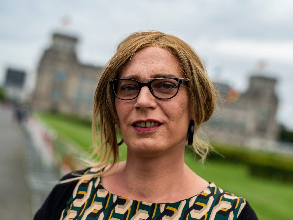 Tessa Ganserer am 25. August 2021 vor dem Bundestag in Berlin.