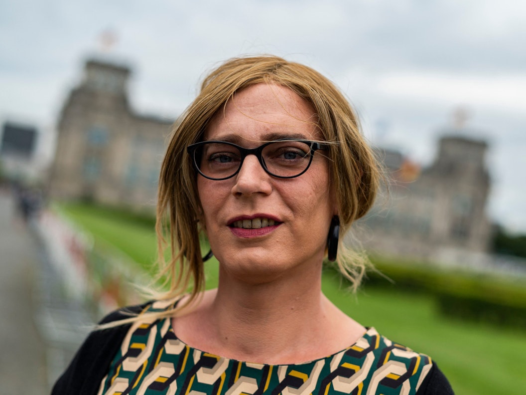 Tessa Ganserer am 25. August 2021 vor dem Bundestag in Berlin.