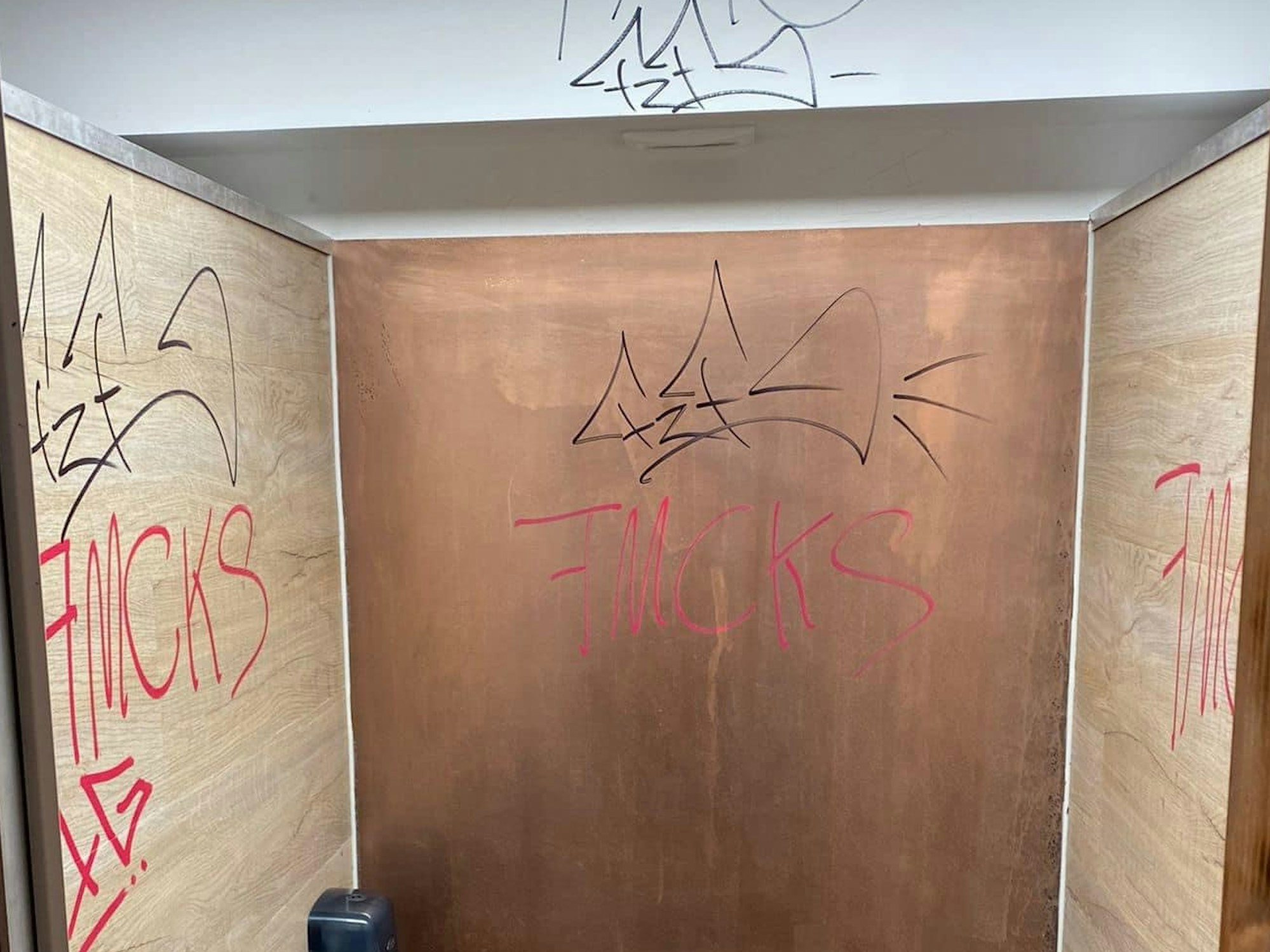 Schmiererei im Haus Unkelbach