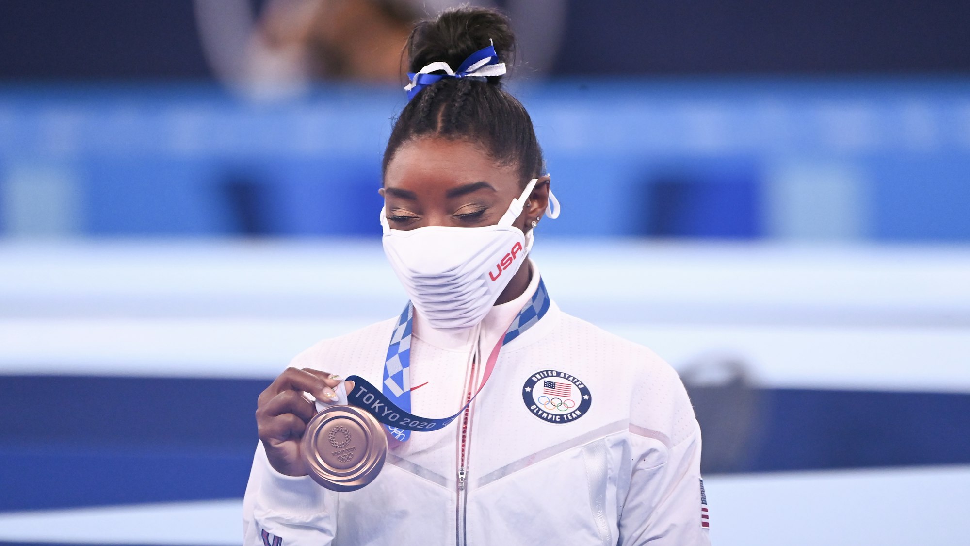 Simone Biles aus den USA mit Bronzemedaille nach der Siegerehrung.