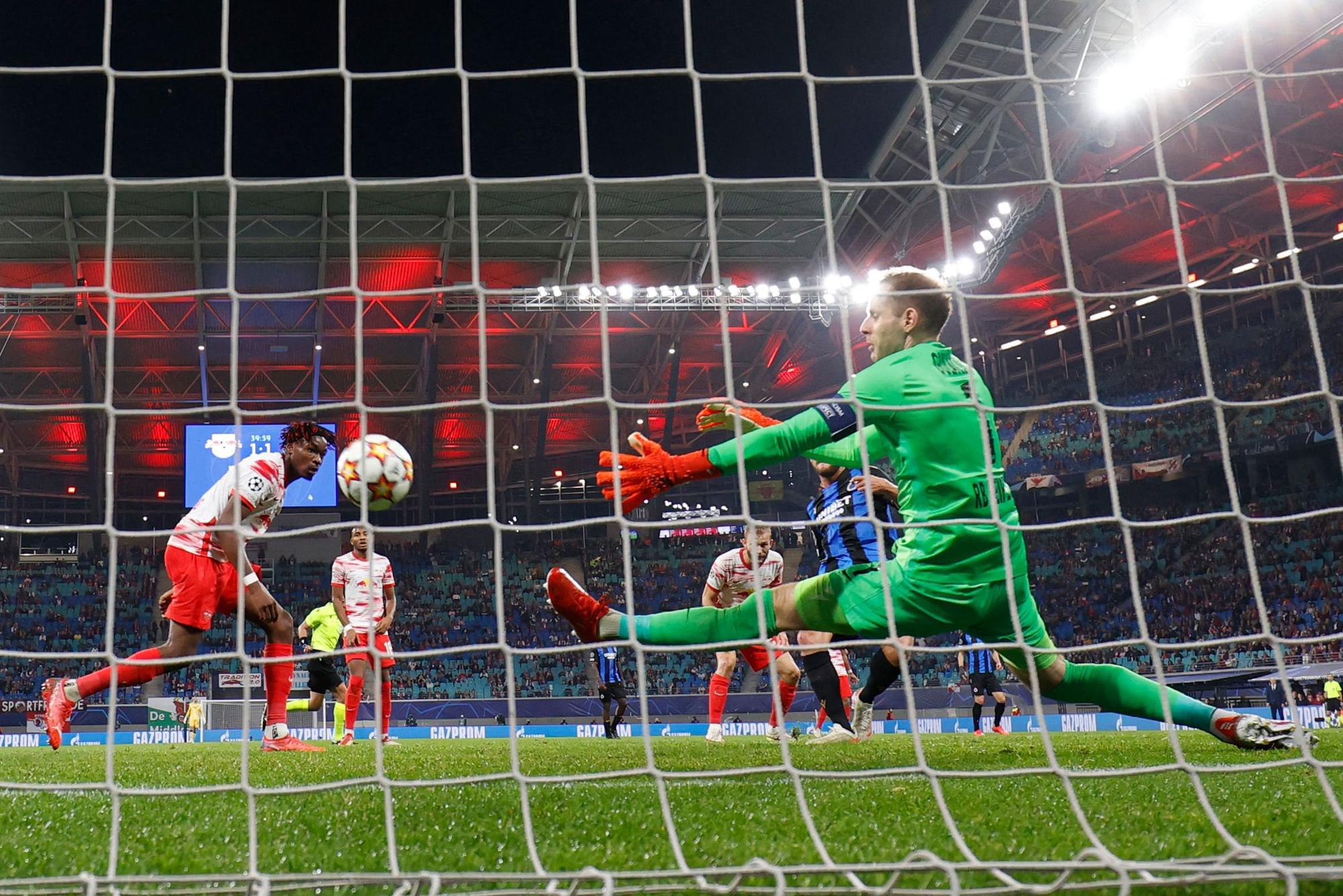 Mats Rits vom FC Brügge trifft gegen RB Leipzig.