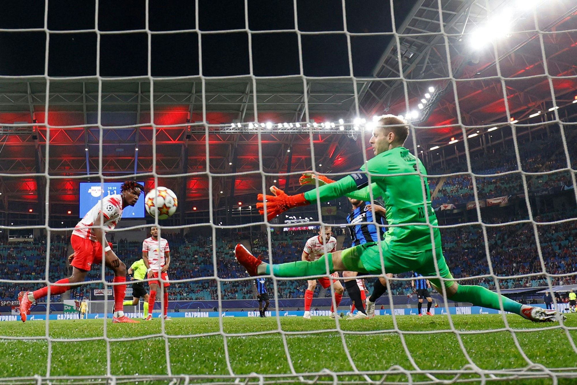 Mats Rits vom FC Brügge trifft gegen RB Leipzig.