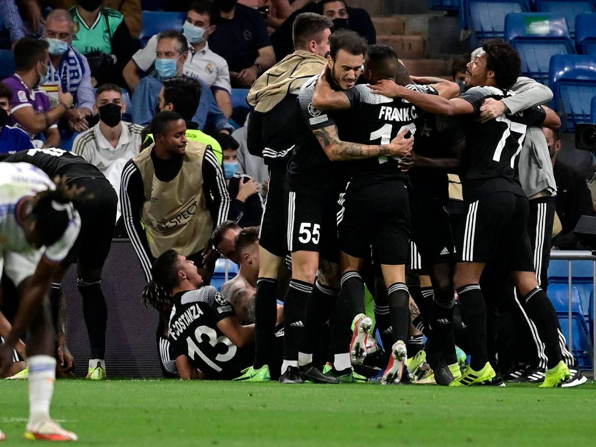 Die Spieler von Sheriff Tiraspol feiern das 2:1 gegen Real Madrid.