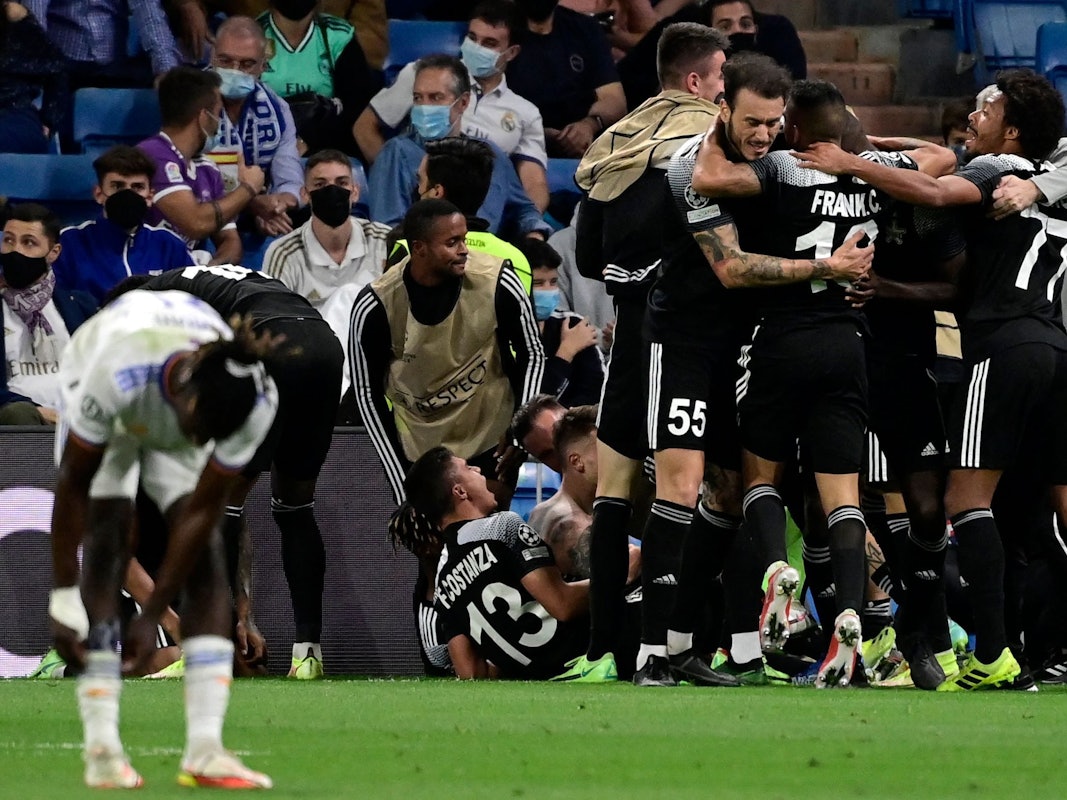 Die Spieler von Sheriff Tiraspol feiern das 2:1 gegen Real Madrid.