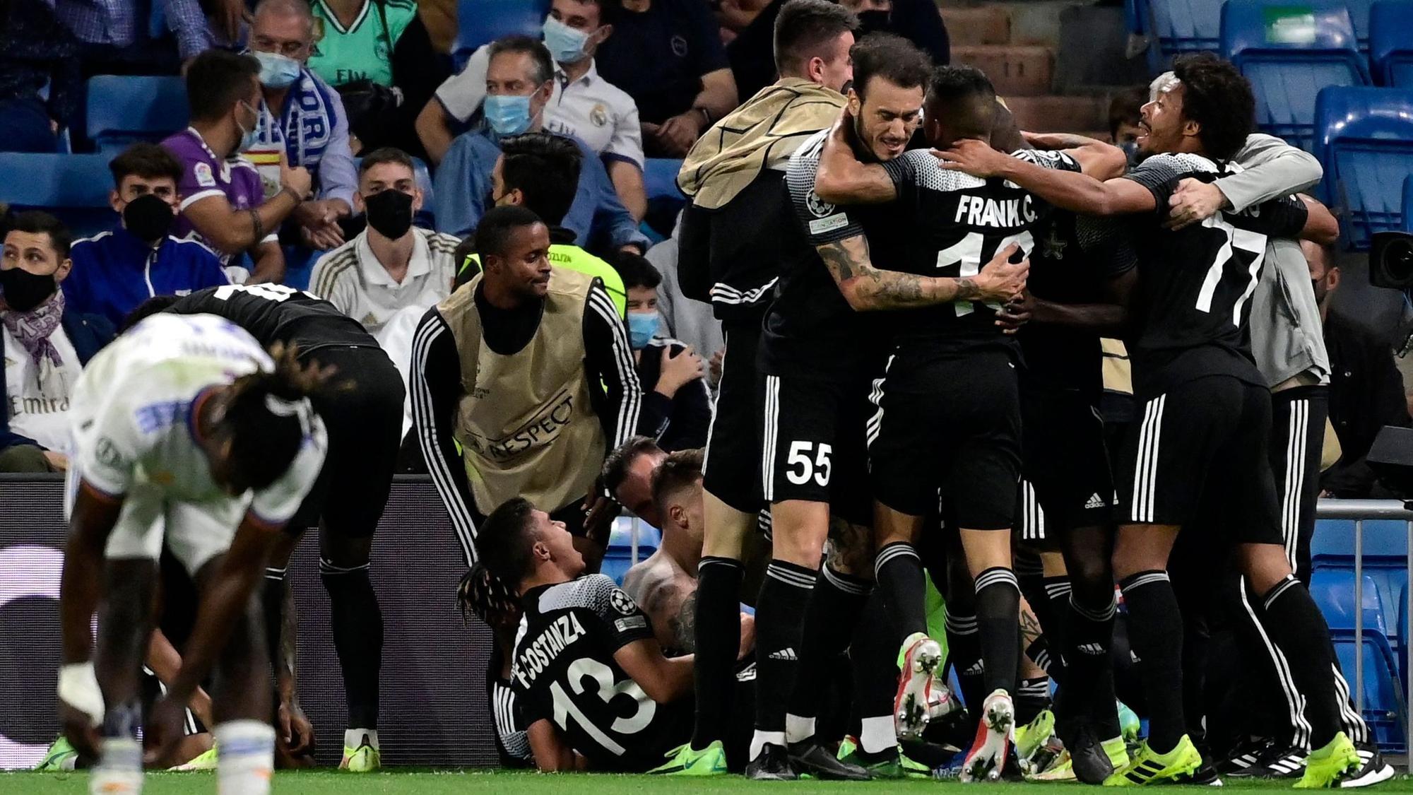 Die Spieler von Sheriff Tiraspol feiern das 2:1 gegen Real Madrid.