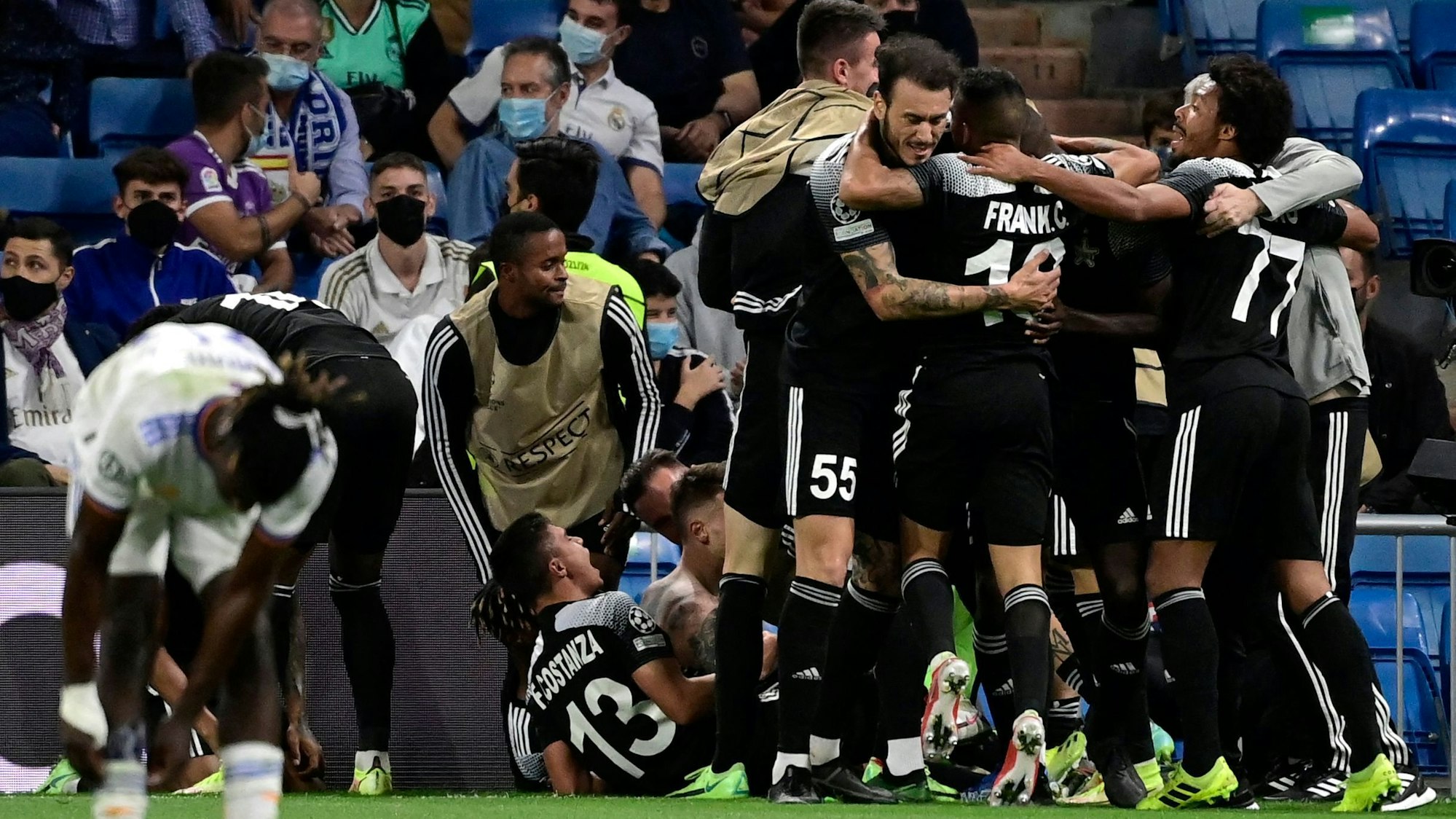 Die Spieler von Sheriff Tiraspol feiern das 2:1 gegen Real Madrid.