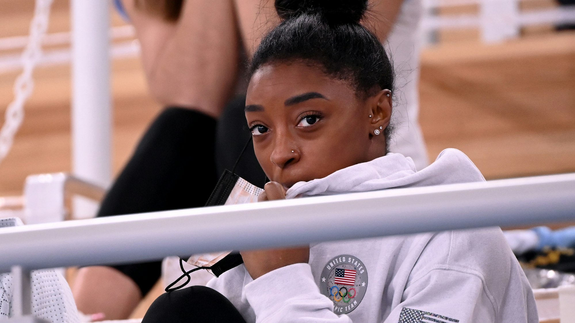 Turnerin Simone Biles aus den USA verfolgt die Wettkämpfe bei Olympia.