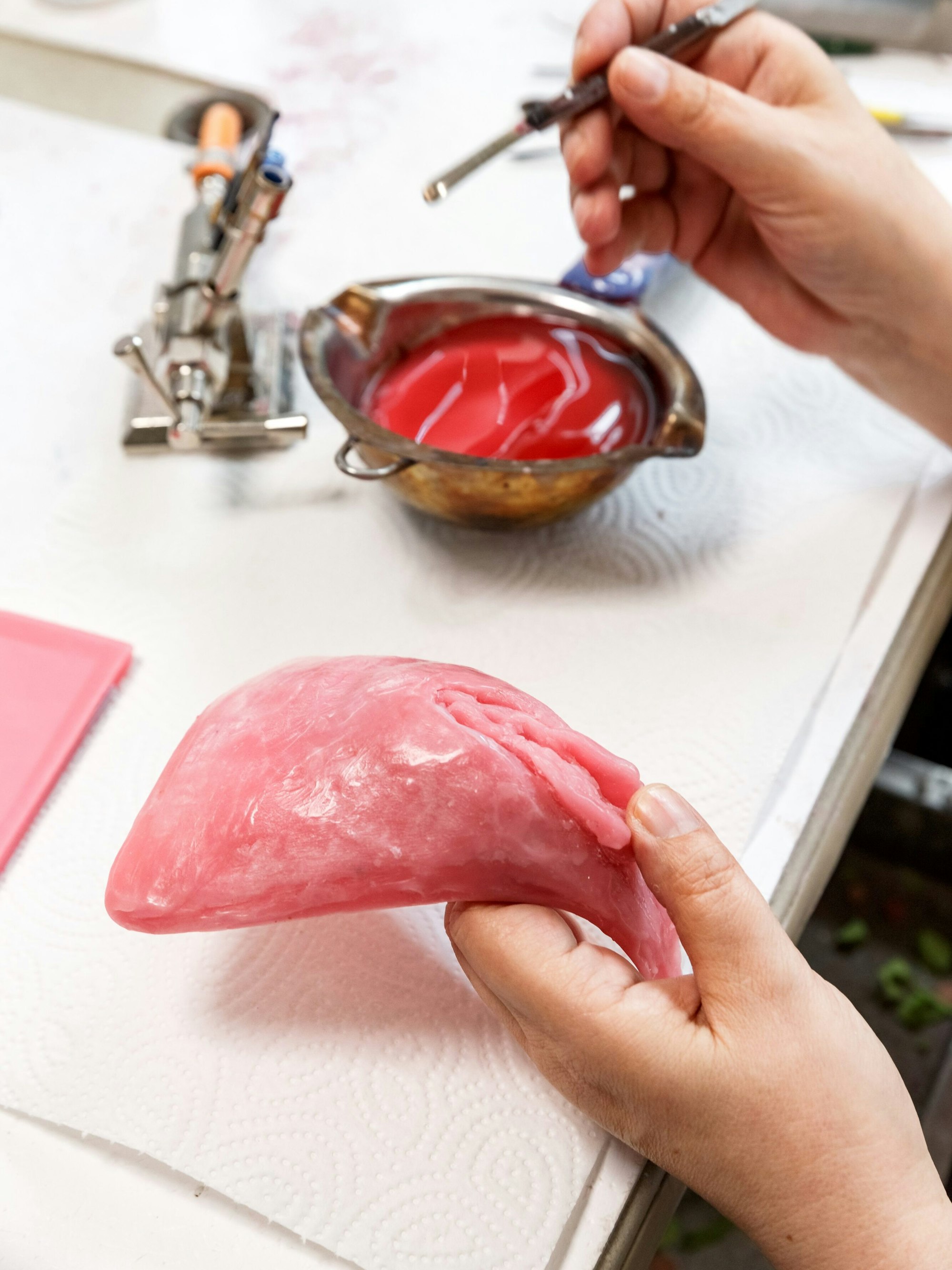 Sofia Koskeridou modelliert aus Wachs eine Vagina, die zu einer individuellen Silikon-Epithese wird.