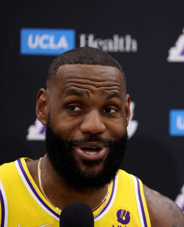 LeBron James von den Los Angeles Lakers beantwortet Fragen bei einem Interview.