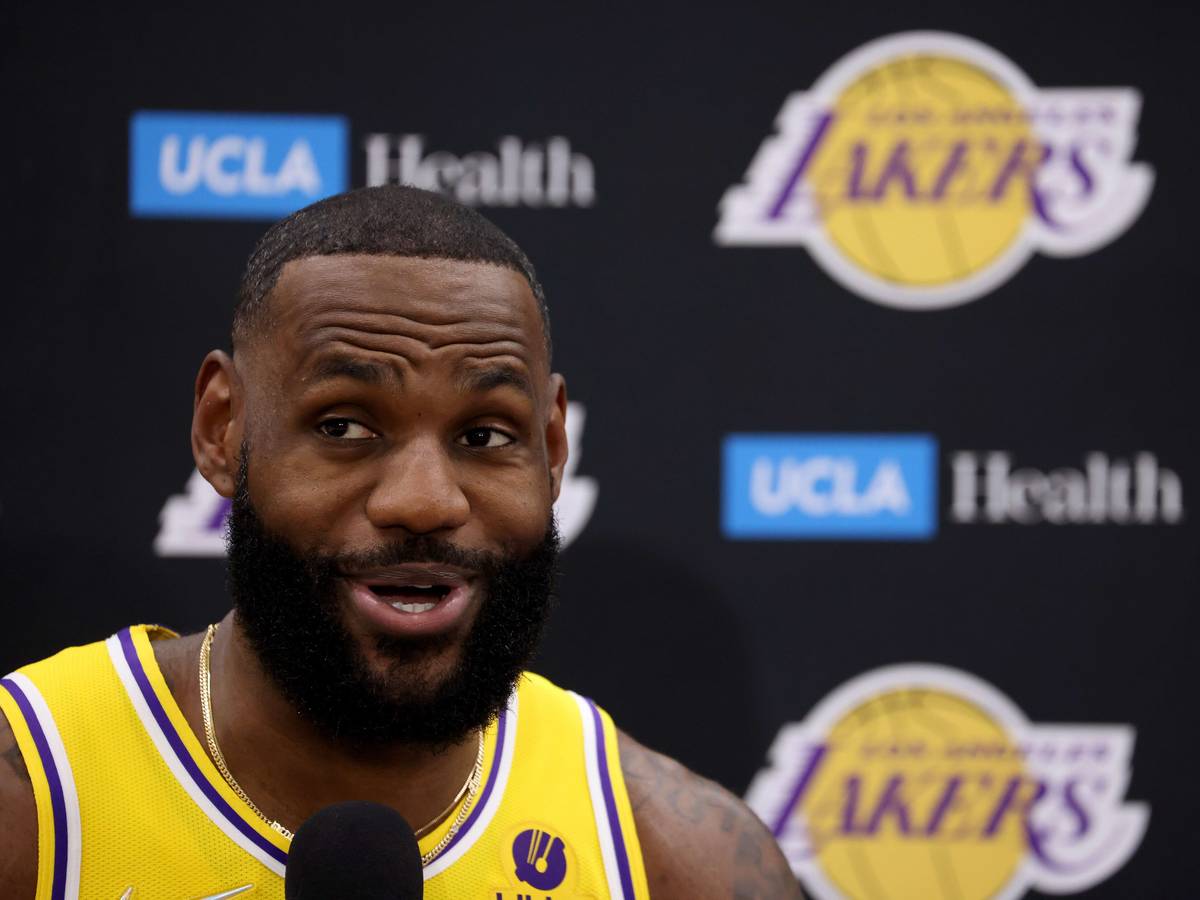 LeBron James von den Los Angeles Lakers beantwortet Fragen bei einem Interview.