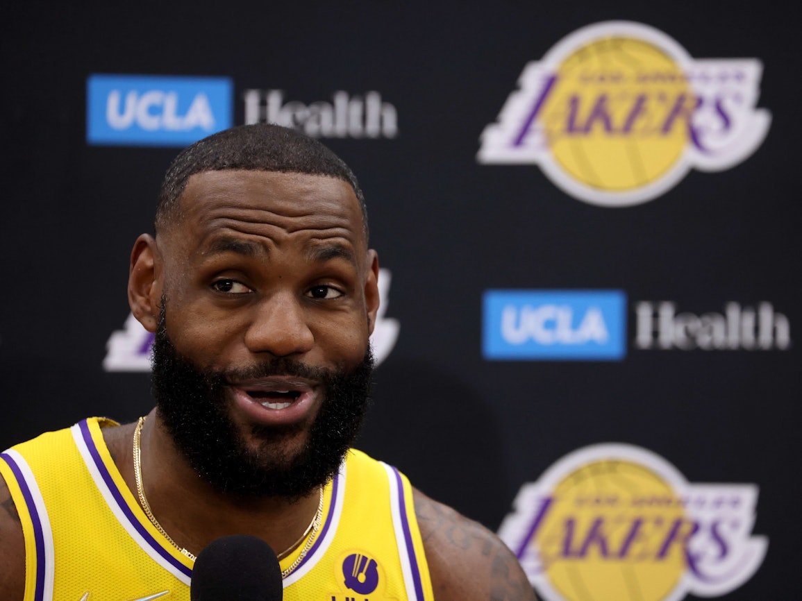 LeBron James von den Los Angeles Lakers beantwortet Fragen bei einem Interview.