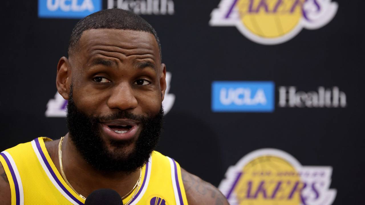 LeBron James von den Los Angeles Lakers beantwortet Fragen bei einem Interview.