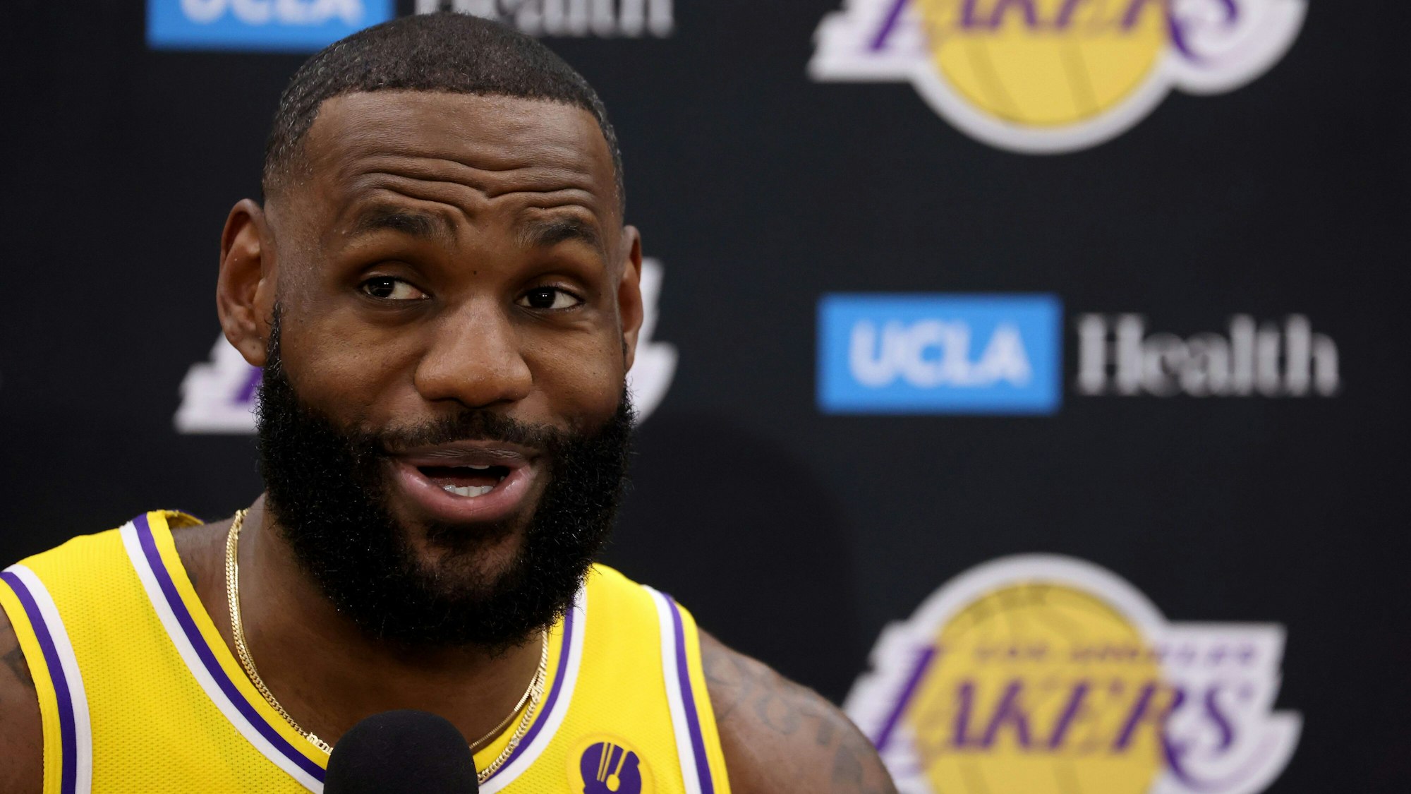 LeBron James von den Los Angeles Lakers beantwortet Fragen bei einem Interview.