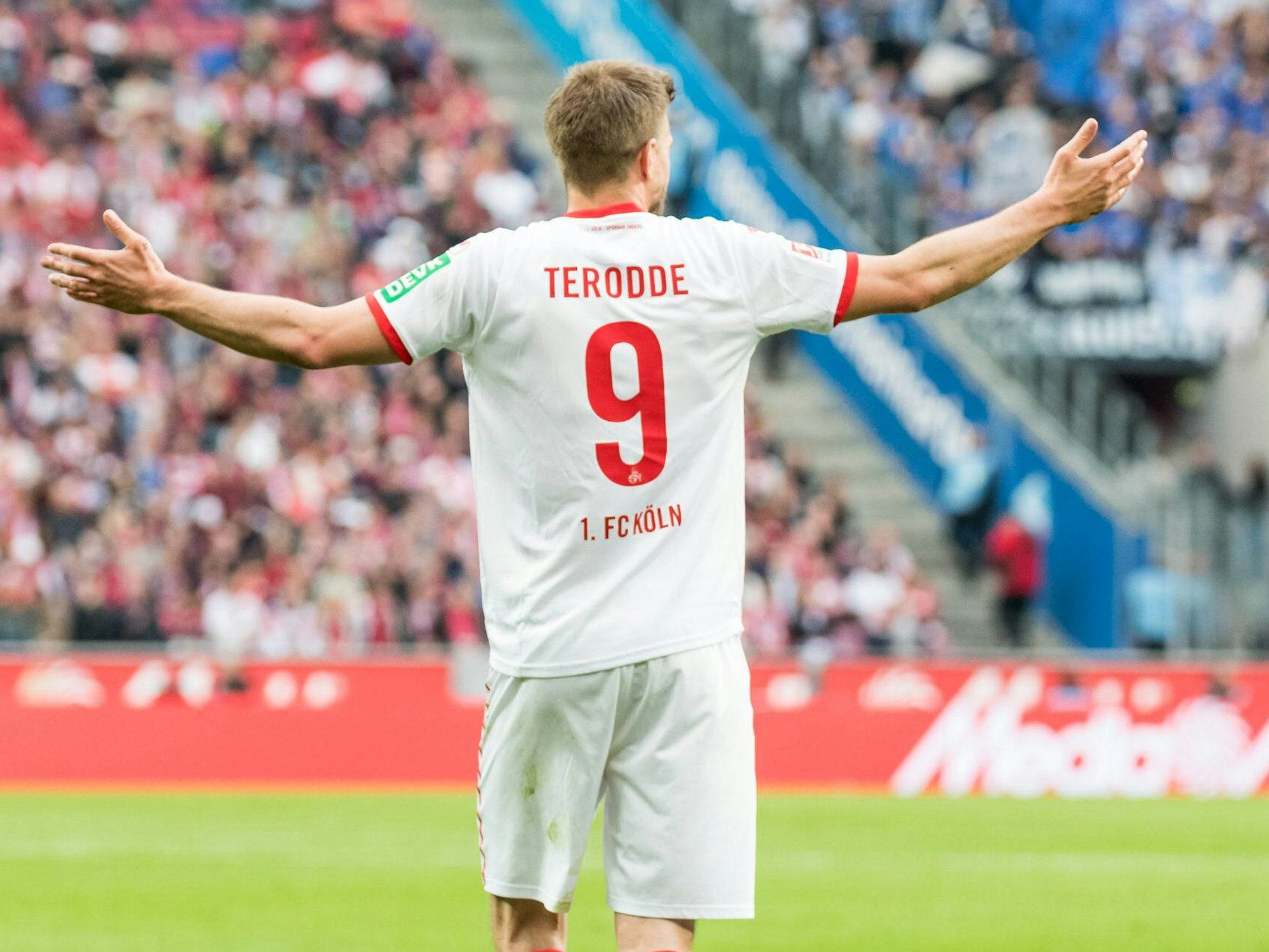 Simon Terodde von hinten. Er breitet fragend die Arme aus.