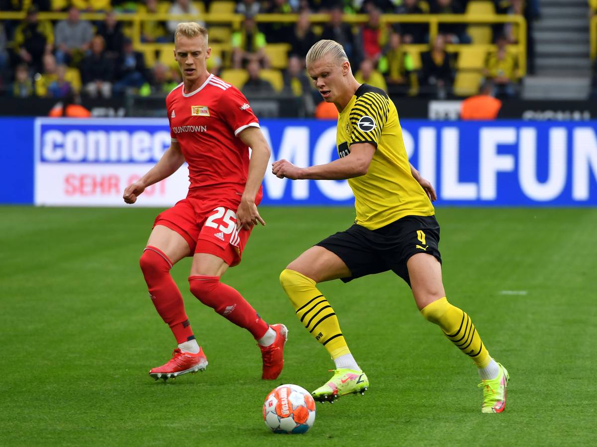 Fußball: Bundesliga, Borussia Dortmund - 1. FC Union Berlin, 5. Spieltag im Signal Iduna Park. Dortmunds Erling Haaland (r) und Unions Timo Baumgartl kämpfen um den Ball.
