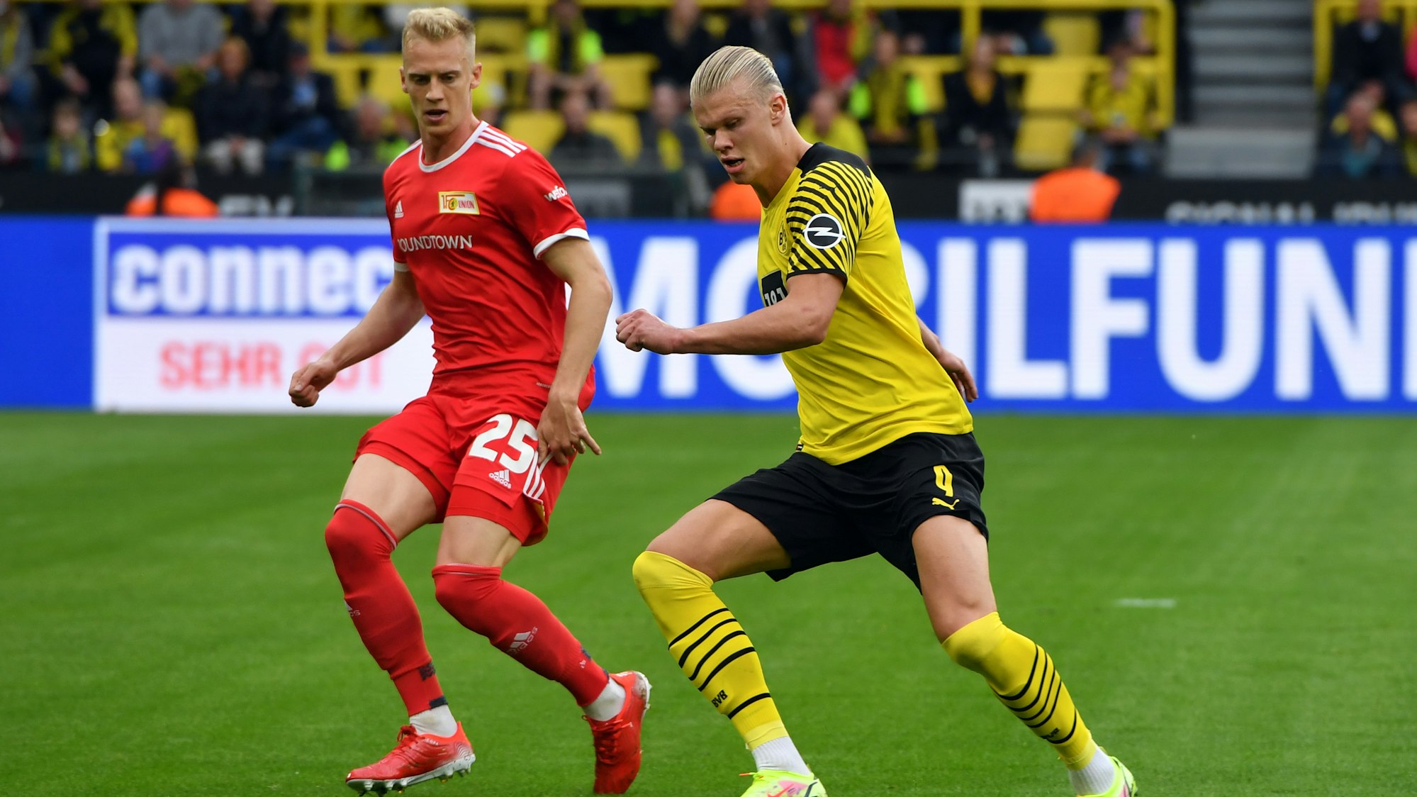 Fußball: Bundesliga, Borussia Dortmund - 1. FC Union Berlin, 5. Spieltag im Signal Iduna Park. Dortmunds Erling Haaland (r) und Unions Timo Baumgartl kämpfen um den Ball.
