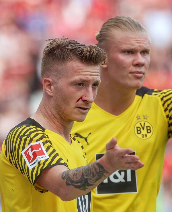 Marco Reus und Erling Haaland gestikulieren während eines BVB-Spiels.