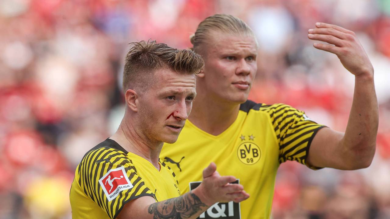 Marco Reus und Erling Haaland gestikulieren während eines BVB-Spiels.
