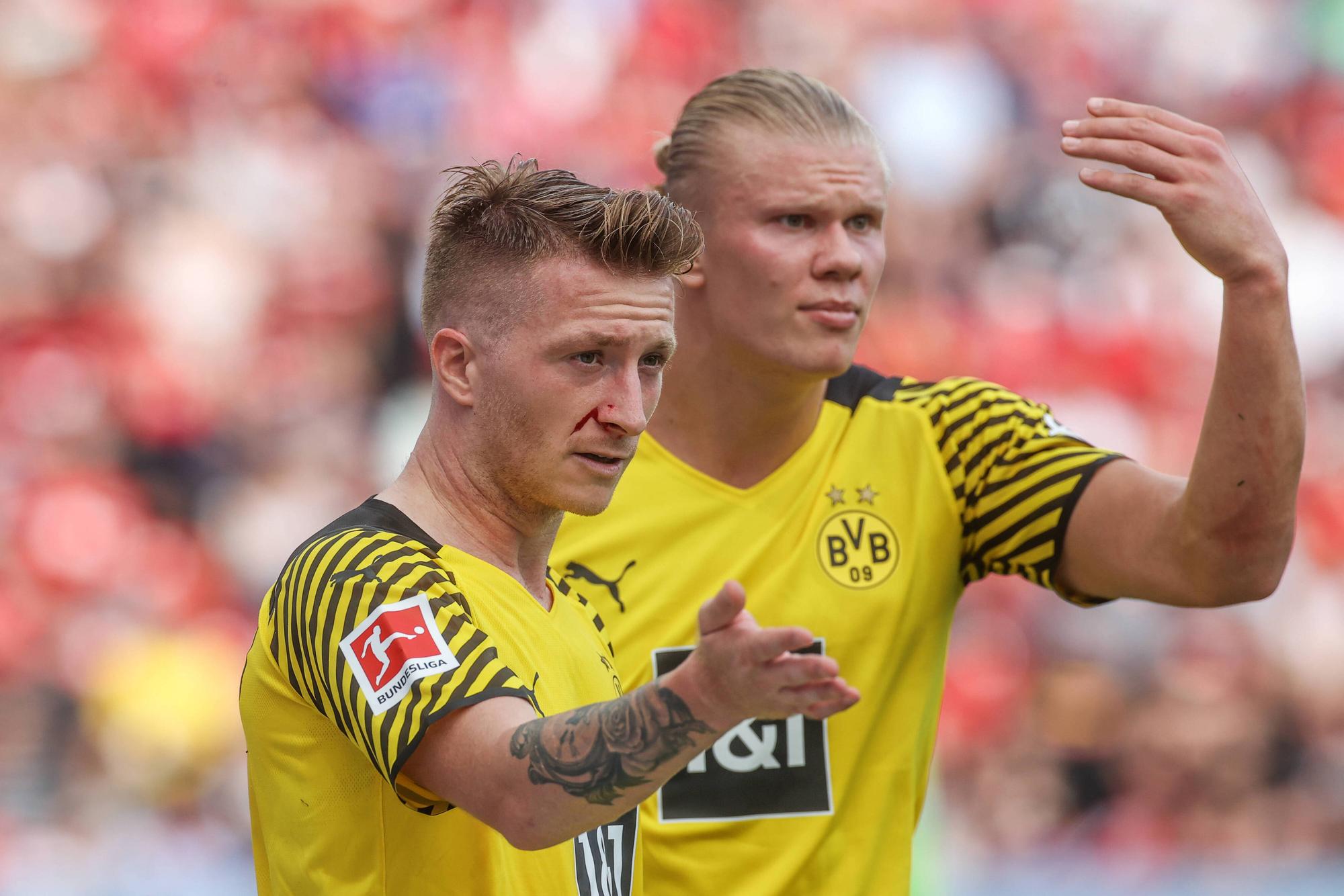 Marco Reus und Erling Haaland gestikulieren während eines BVB-Spiels.