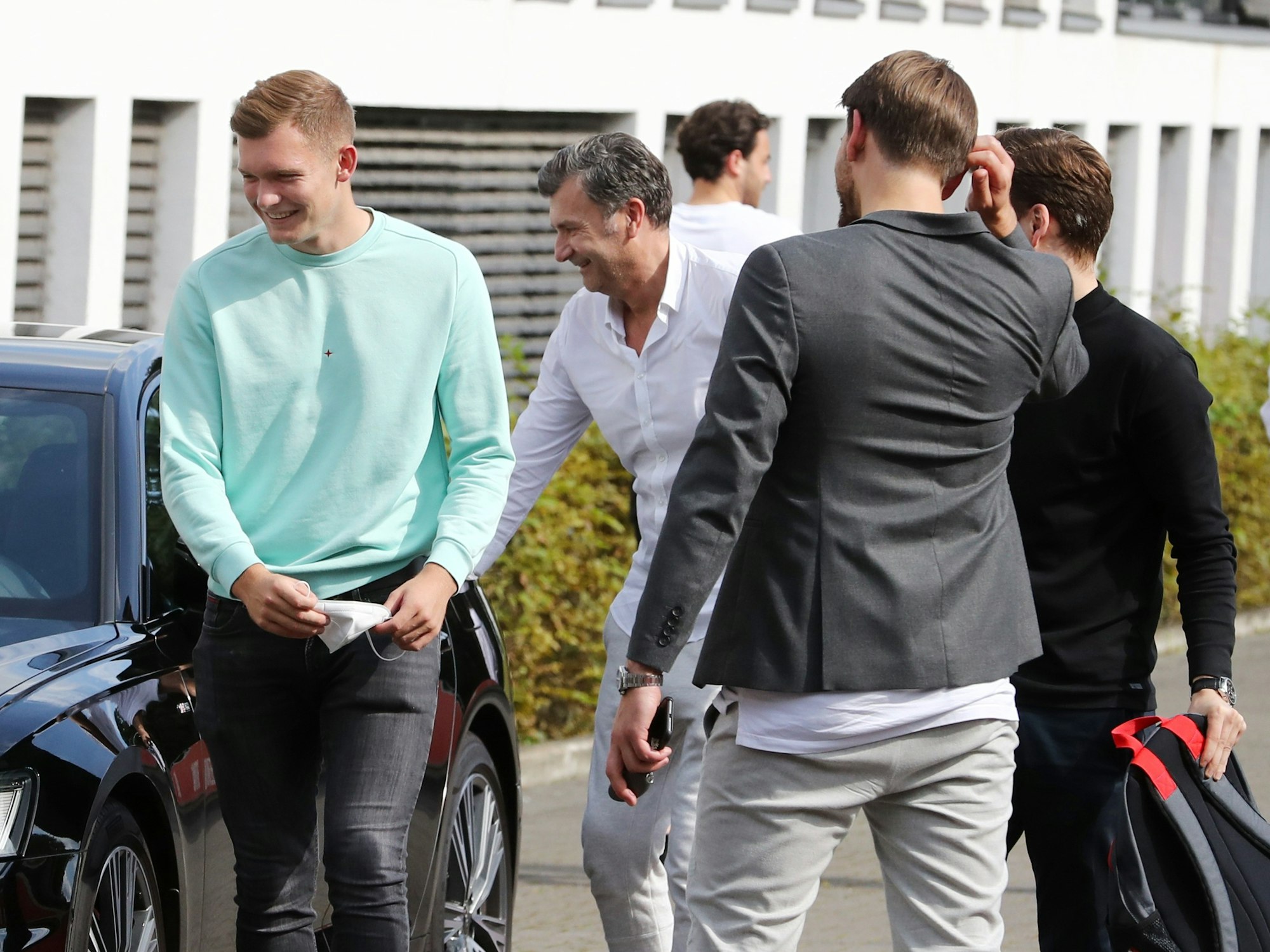 1. FC Köln: Zugang Luca Kilian mit Berater Pierre Esser, Thomas Kessler und Lukas Berg (1. FC Köln), 24.08.2021, Bild: Herbert Bucco