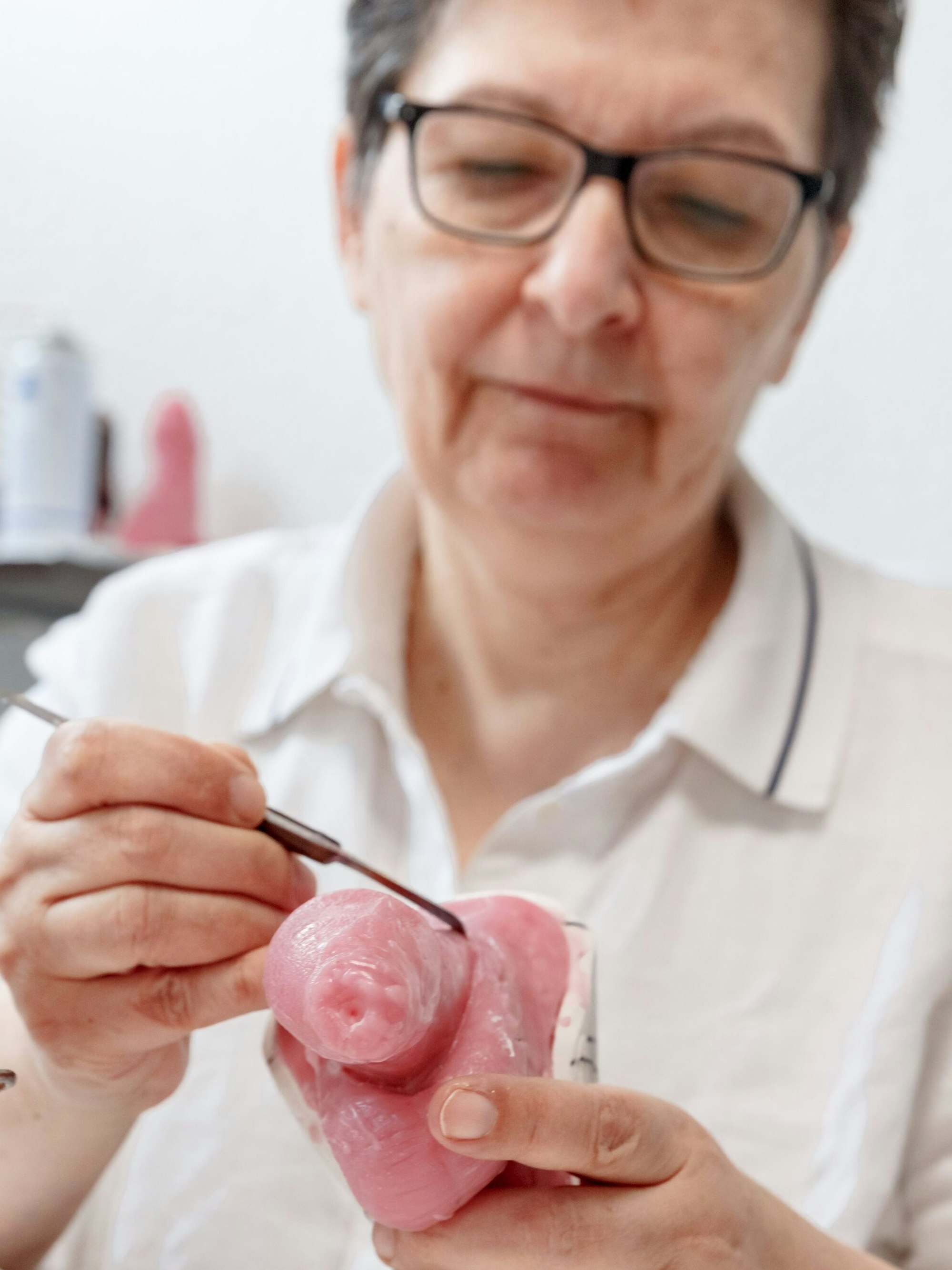 Sofia Koskeridou modelliert aus Wachs einen Penis, der über Zwischenschritte dann zu einer individuellen Silikon-Epithese wird.