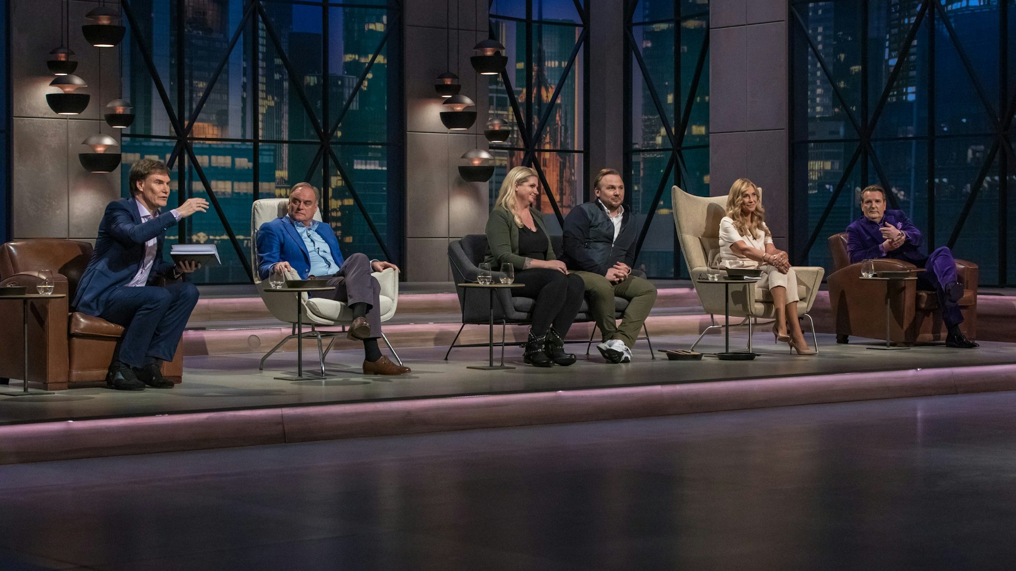 Die Höhle der Löwen (Vox-Ausstrahlung 27.9.2021) mit Carsten Maschmeyer, Georg Kofler, Gast-Juroren Anne und Stefan Lemcke, Dagmar Wöhrl, Ralf Dümmel (v.l.)