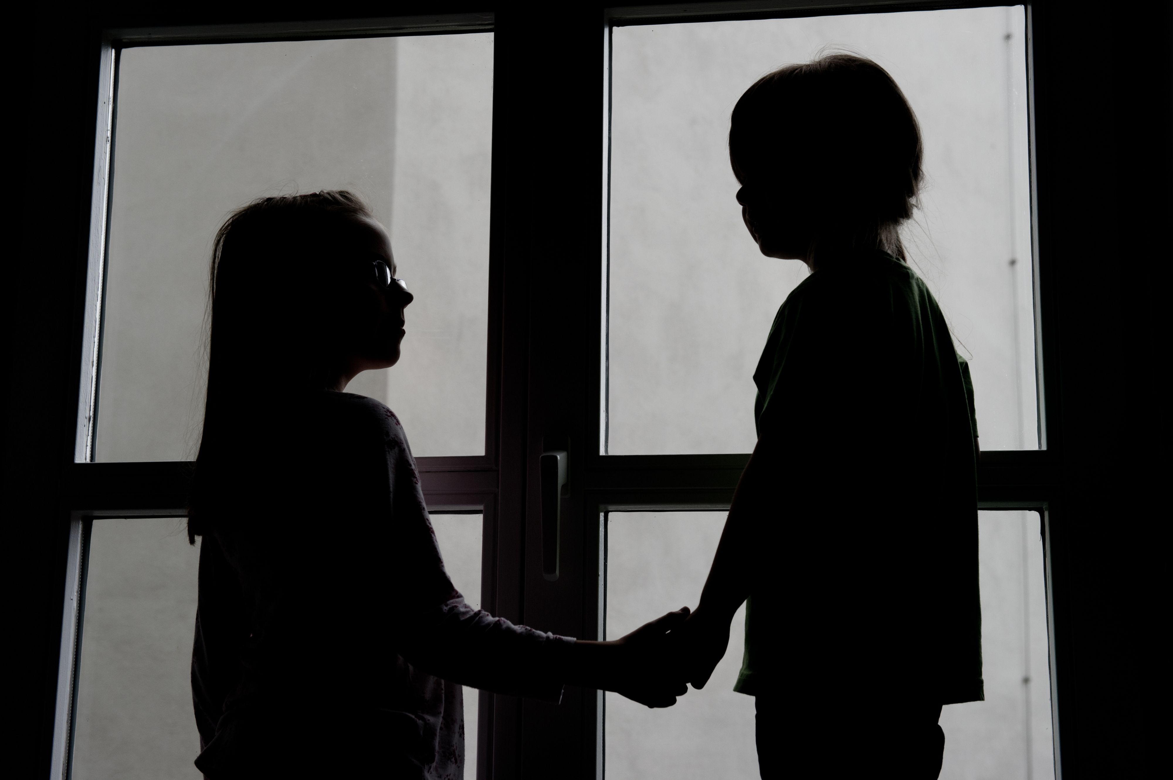 Das Symbolfoto von Juli 2012 zeigt die Silhouetten zweier Mädchen. In Frankreich haben zwei Kinder tagelang neben der Leiche ihrer Mutter verharrt.