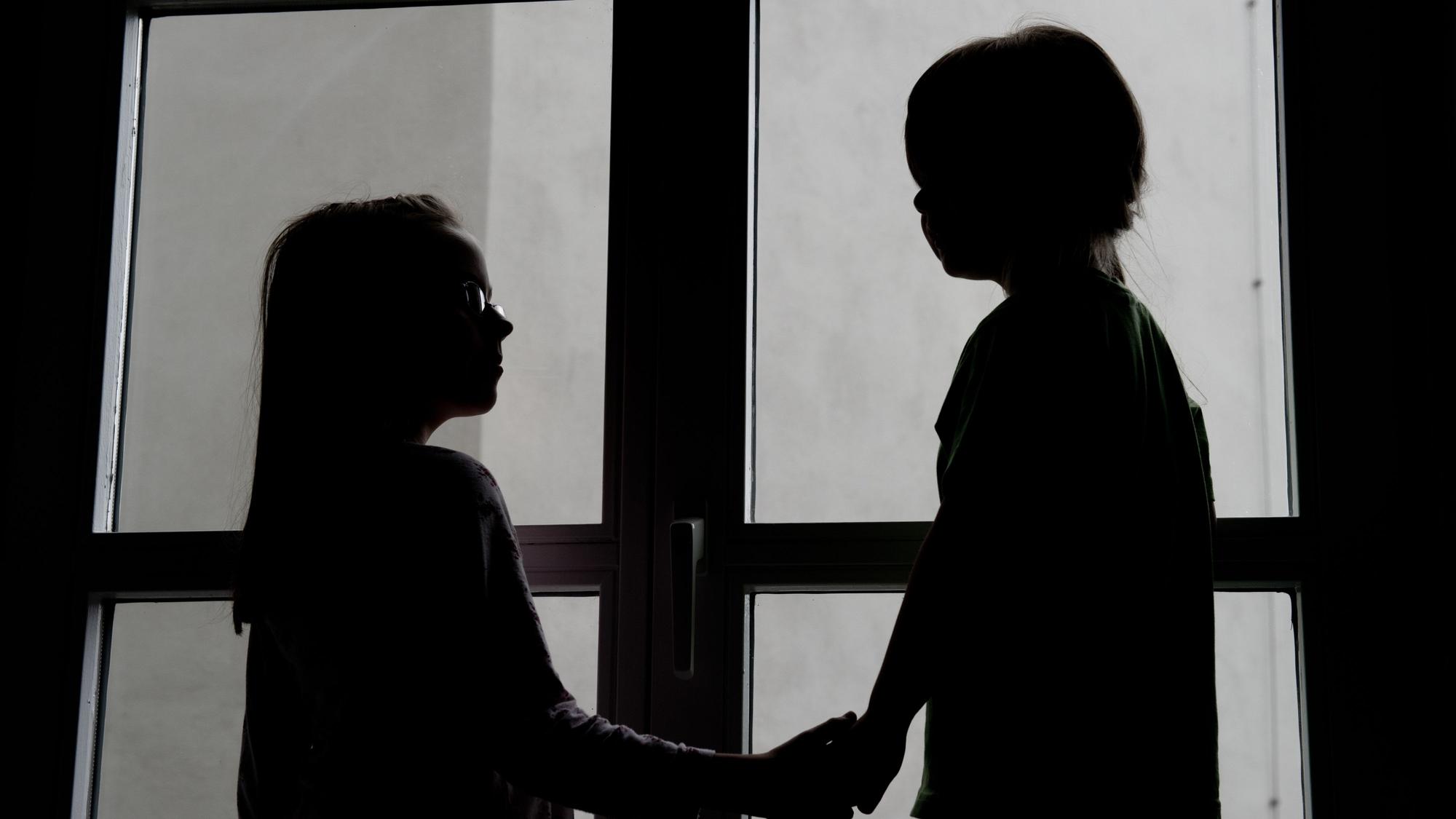 Das Symbolfoto von Juli 2012 zeigt die Silhouetten zweier Mädchen. In Frankreich haben zwei Kinder tagelang neben der Leiche ihrer Mutter verharrt.