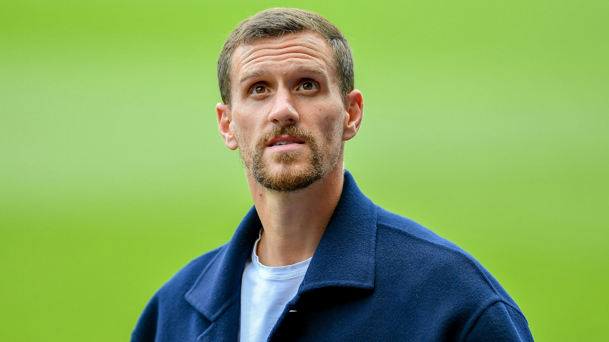 Simon Zoller steht bei einem Heimspiel des VfL Bochum in zivil am Spielfeldrand.