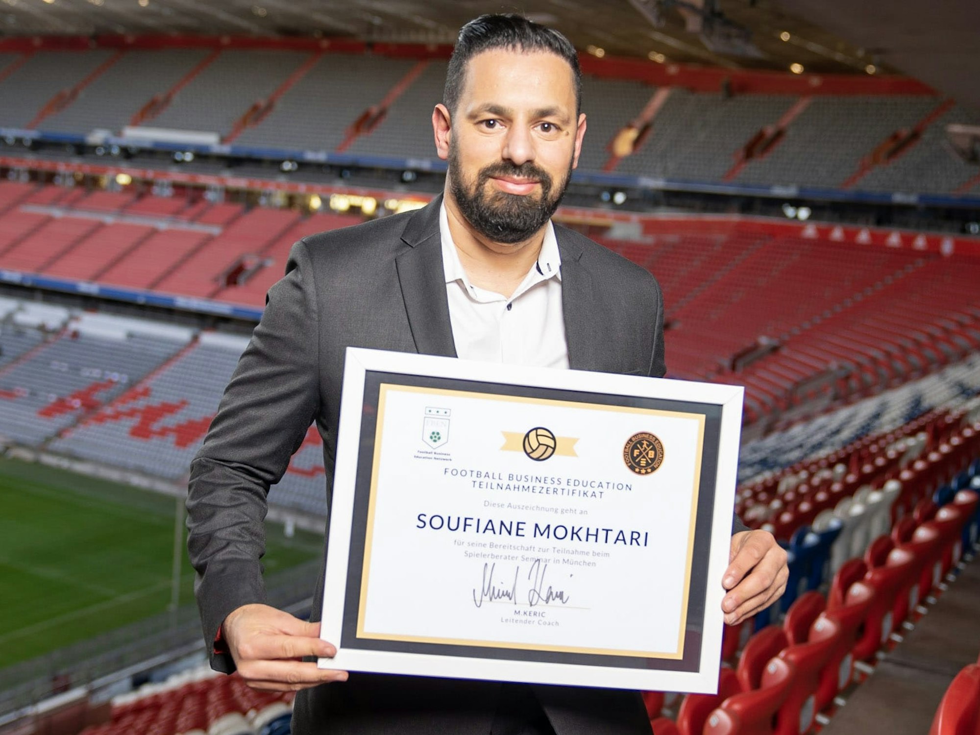 Soufiane Mokhtari präsentiert in der Allianz-Arena sein Spielerberater-Zertifikat.