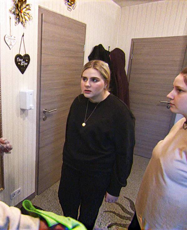 In letzter Zeit rasseln die 19-jährige Estefania und ihre drei Jahre jüngere Schwester Loredana (re.) ständig aneinander. Dieser Megazoff nervt die restliche Familie massiv - allen voran Silvia.
