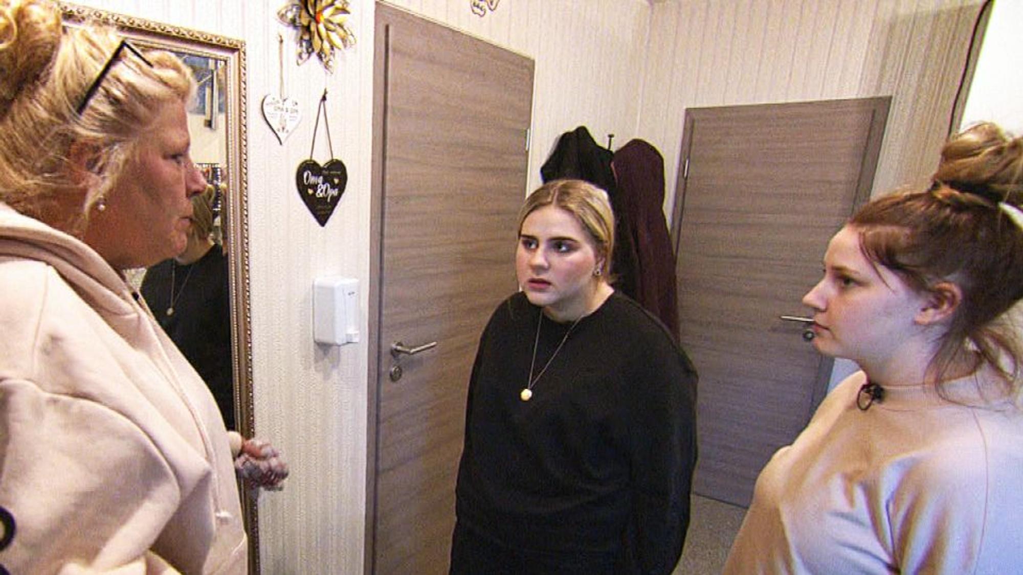 In letzter Zeit rasseln die 19-jährige Estefania und ihre drei Jahre jüngere Schwester Loredana (re.) ständig aneinander. Dieser Megazoff nervt die restliche Familie massiv - allen voran Silvia.