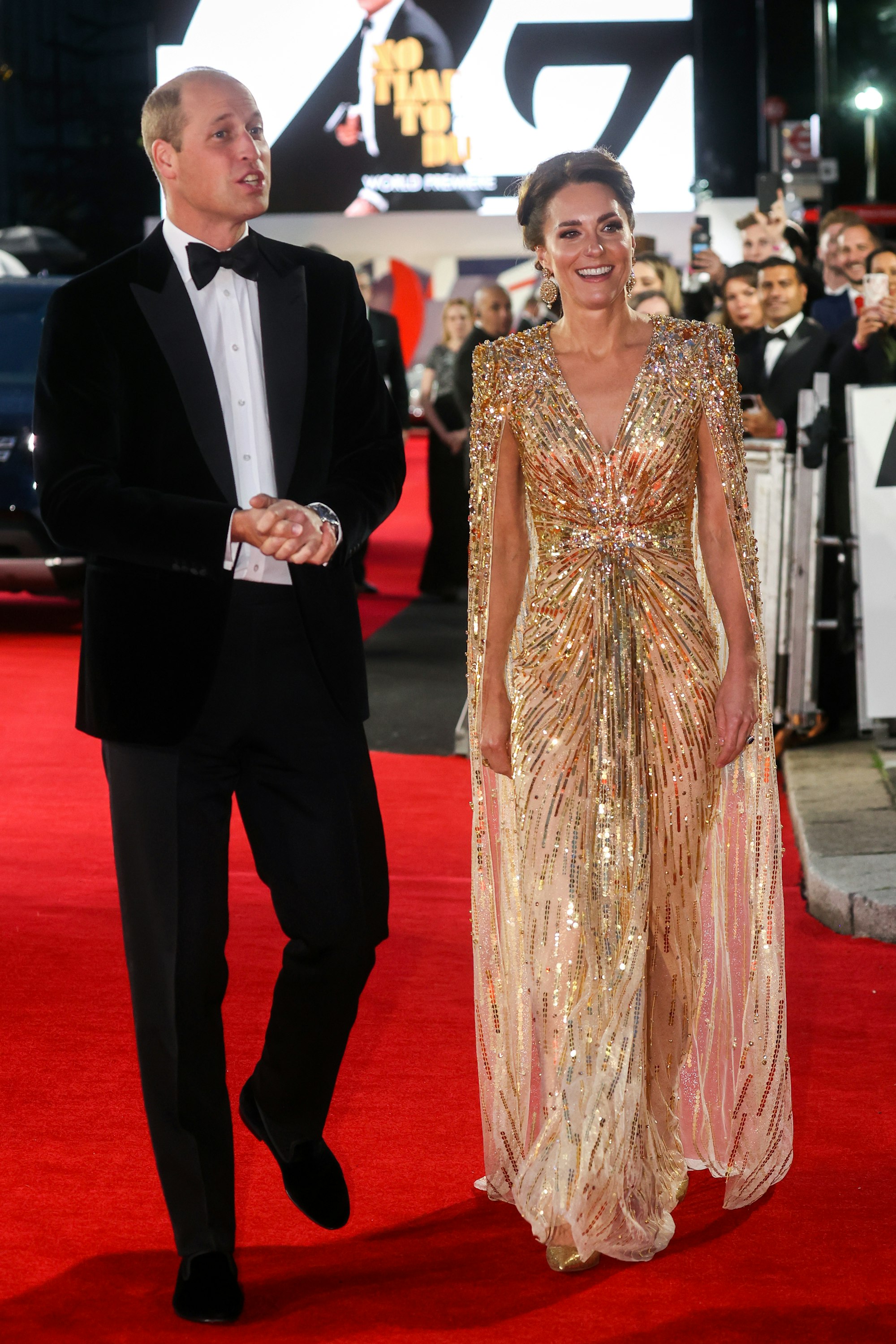 Der britische Prinz William (l), Herzog von Cambridge, und seine Ehefrau Kate, Herzogin von Cambridge, kommen zur Weltpremiere des neuen James Bond Films „No Time To Die“ in der Royal Albert Hall.