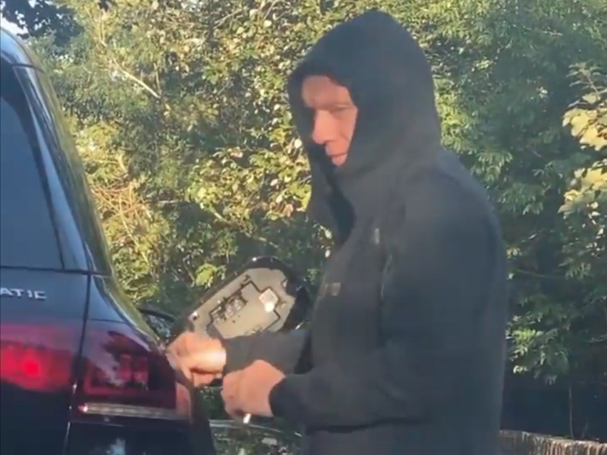 Der frühere englische Nationalspieler Paul Scholes muss am Straßenrand seinen Mercedes aus einem Benzinkanister auffüllen.