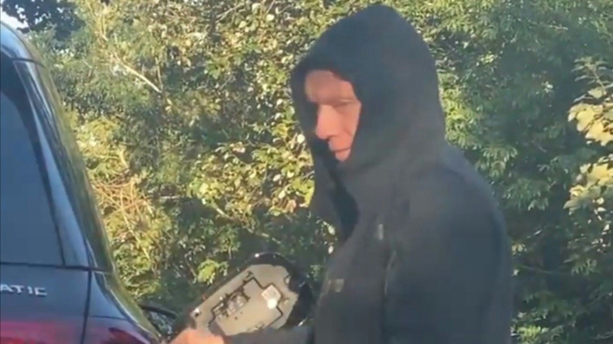 Der frühere englische Nationalspieler Paul Scholes muss am Straßenrand seinen Mercedes aus einem Benzinkanister auffüllen.